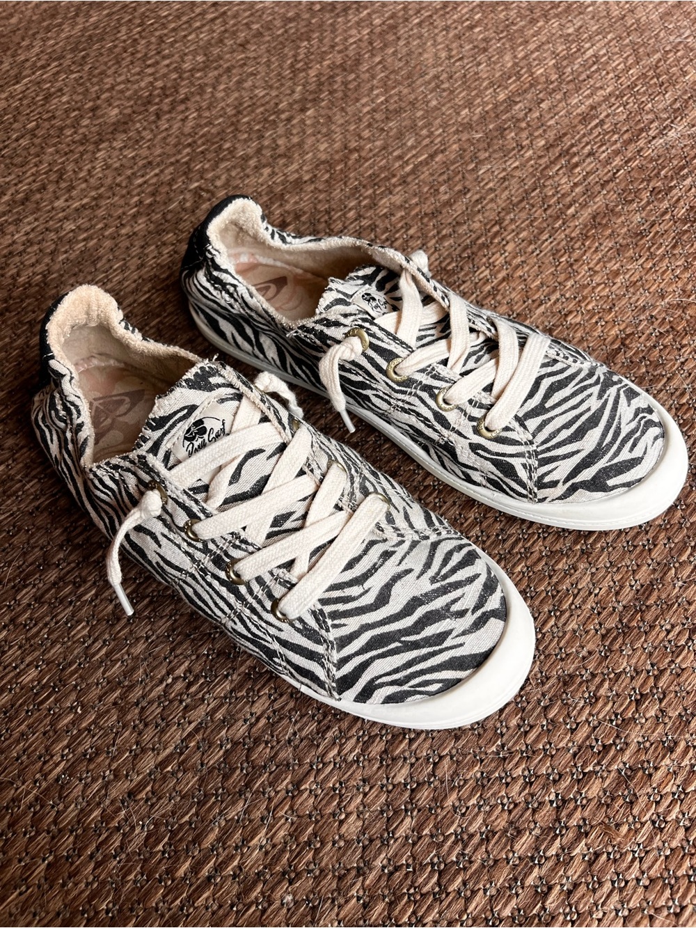 Roxy Bayshore III Zebra Print Sneakers Size 9